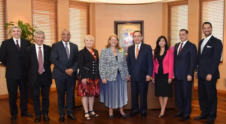 Gobernador Valdez Albizu recibe a los superintendentes de la  Cumbre Internacional de Mercado de Valores 2016