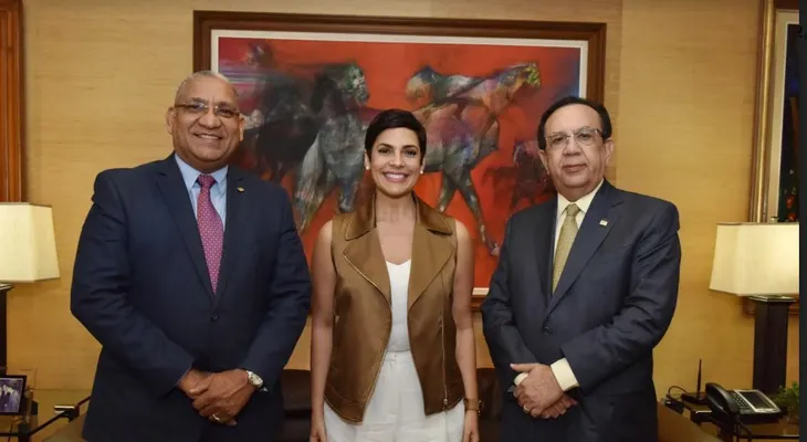 Pro-competencia visita al Gobernador Valdez Albizu y le entrega estudio sobre sector del transporte