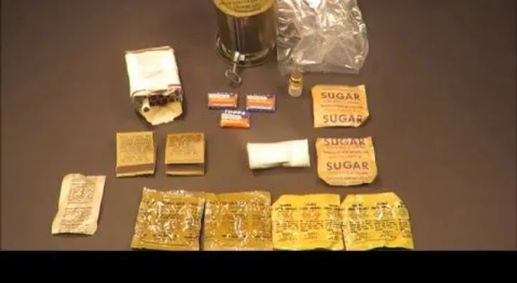 Encuentra una lata de supervivencia militar de 1951 y mira lo que tiene (VIDEO)