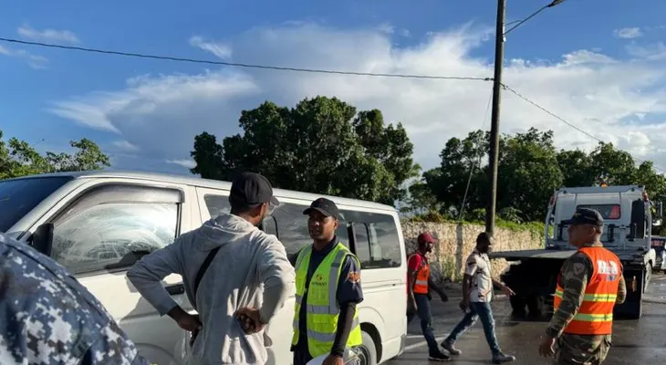 Intrant retiene cinco autobuses operados por haitianos indocumentados en Bávaro