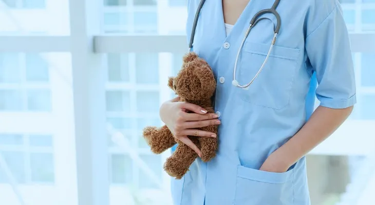 La muerte de un niño de 7 años por una otitis tratada con homeopatía conmociona a Italia