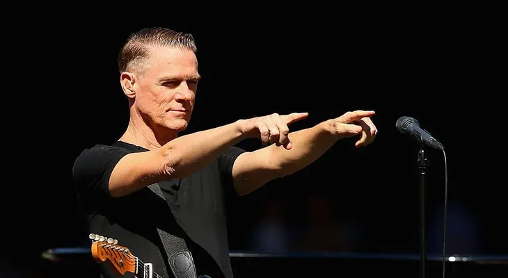 Bryan Adams cancela concierto en protesta por ley anti LGBT