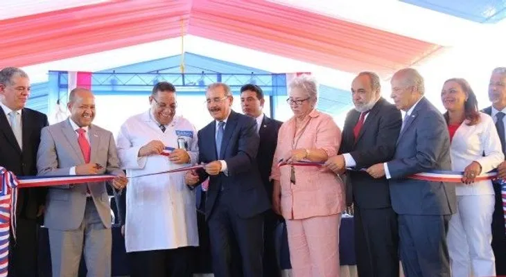 Presidente Medina entrega ampliado hospital de herrera