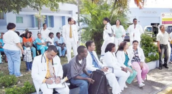 Médicos inician paro indefinido en hospitales de Valverde