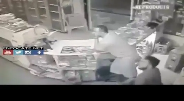 Atracador juega la ruleta rusa con la cabeza de un colmadero (VIDEO)