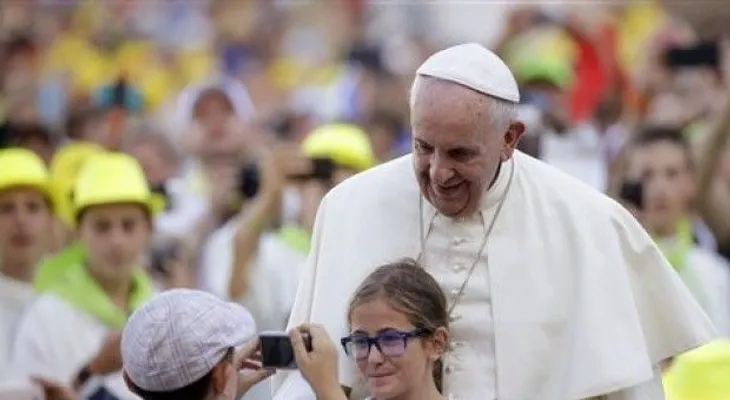Papa Francisco pide frenar los crímenes contra migrantes 