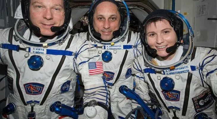 Regresan 3 astronautas de la Estación Espacial Internacional