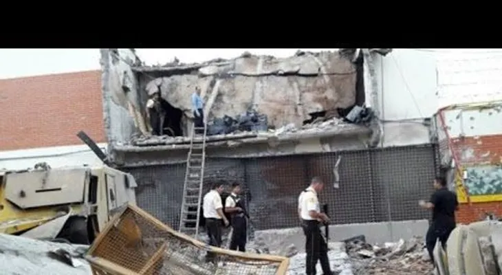 30 delincuentes fuertemente armado se roban US40 millones; incendian 15 autos