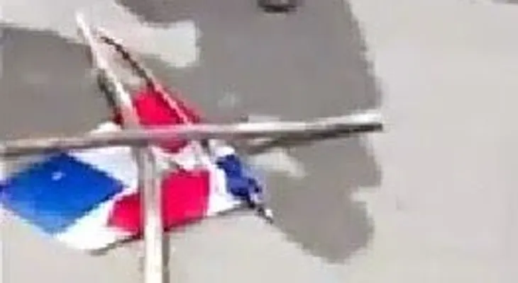 Persiguen para someter a la Justicia, grupo de haitianos ultrajó la bandera dominicana
