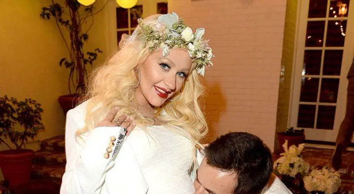 La cantante Christina Aguilera da a luz una niña llamada Summer Rain