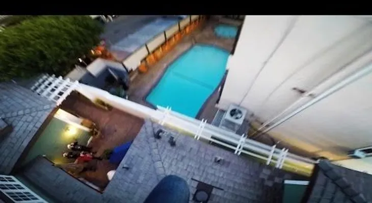 FUERTE VIDEO: Un hombre salta desde una azotea a una piscina y sufre graves heridas