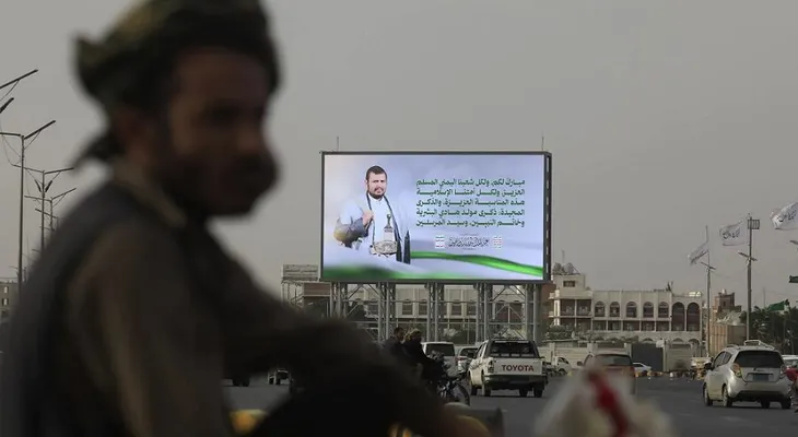 Ataques aéreos de fuerzas yemeníes alcanzan convoy hutí en Taiz