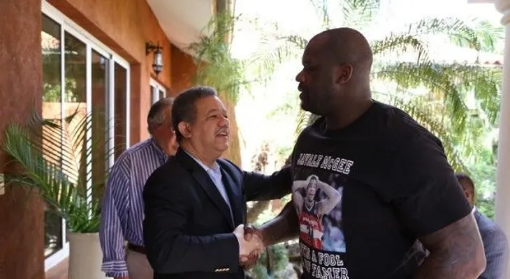Leonel habla de baloncesto con Shaquille O?Neal