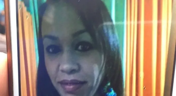 Dermatóloga Johanna Abreu resbala en bañera y se desnuca