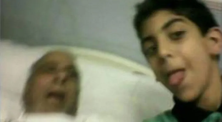 Niño indignó al mundo con una selfie al lado de su abuelo muerto