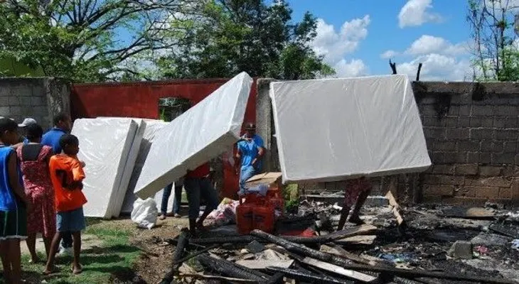 Gobierno entrega ayuda a ocho familias afectadas por incendio en Pedro Brand