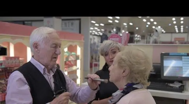 Hombre aprende a maquillar su esposa antes de que ella pierda la vista