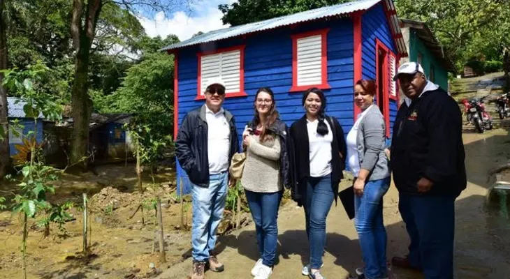 Voluntariado Bancentraliano dona un millón de pesos para la reconstrucción de viviendas en Salcedo