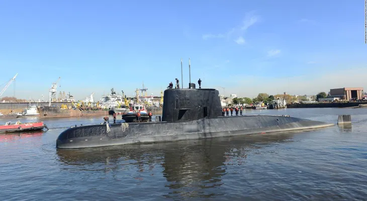Un buque se dirige hacia un punto del océano en el que podría estar el ARA San Juan