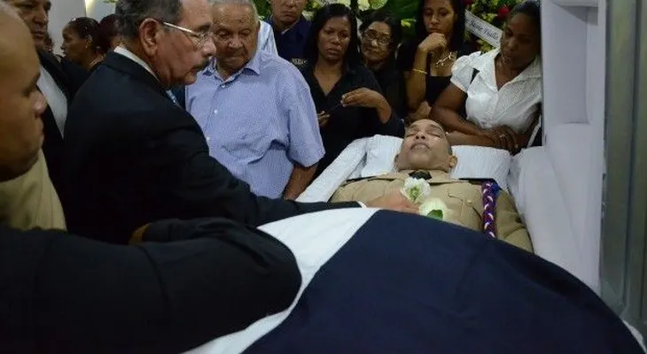 Presidente Medina asiste a funeraria en solidaridad con familiares guardaespaldas asesinado