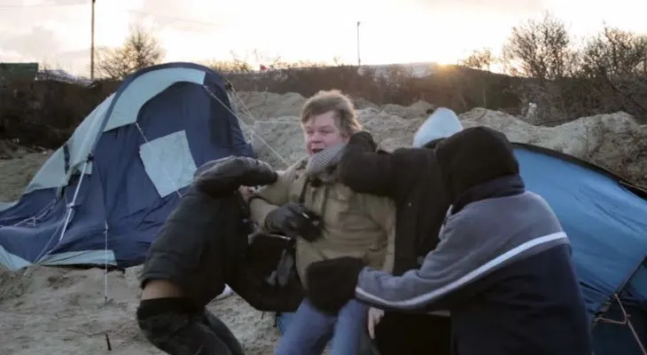 Atacan a dos periodistas en el campo de refugiados de Calais (VIDEO)