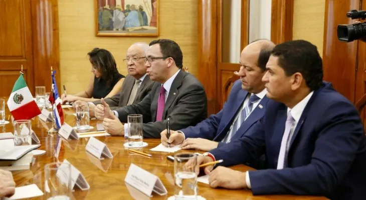 Andrés Navarro acuerda con ministro de Educación de México para proyectos educativos 
