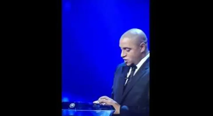 Polémico cambio de bola de Roberto Carlos en el sorteo de la Champions