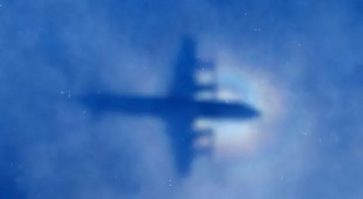 Suspenden búsqueda de avión malasio por mal clima