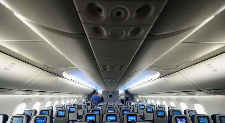 ¿Planeas volar? Estos son los sitios más sucios que encontrarás en el avión