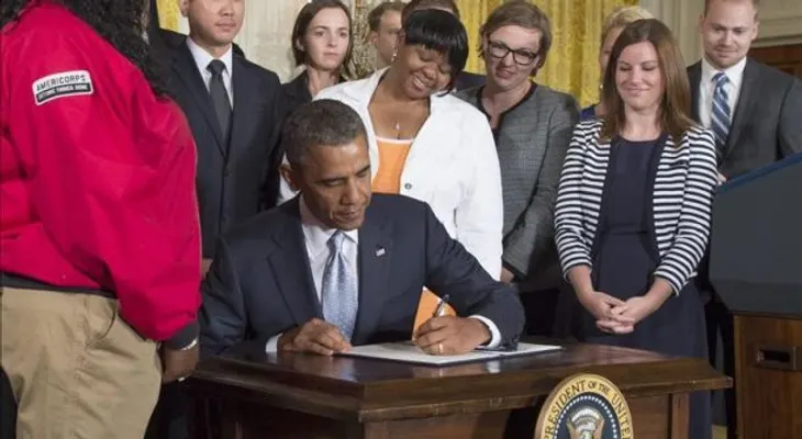 Obama firma ley sobre préstamos estudiantiles