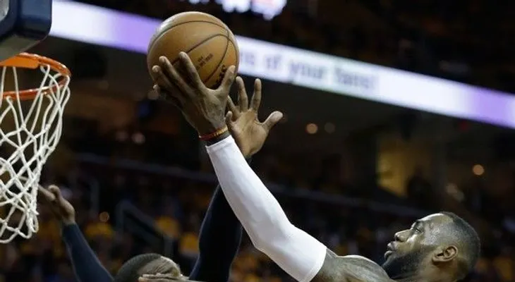 LeBron y Cavs inician con triunfo ante Hawks