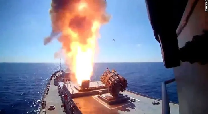 Rusia ataca objetivos de ISIS en Siria desde buques de guerra en el Mediterráneo