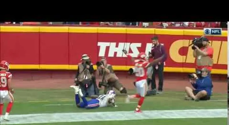  Un jugador de la NFL flota en el aire en pleno partido y deja perpleja a la Red