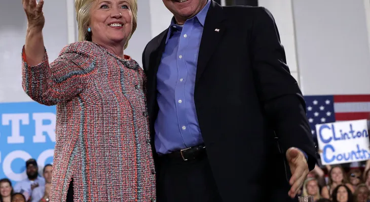 Sí, Kaine habla español, pero no es latino