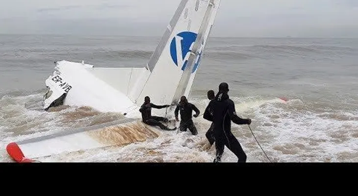 Avión se estrella en el mar y deja 4 muertos; imágenes iniciales