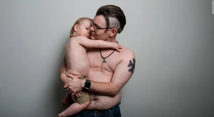 Un hombre dio a luz a su hijo y lo amamantó: â??Los padres trans son como cualquier otro...â?