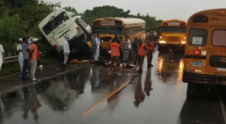 Identifican heridos en accidente de autobuses en Boulevard Turístico 