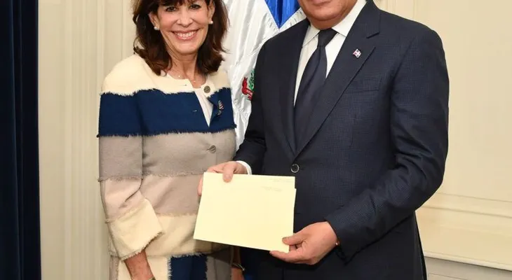  Miguel Vargas recibe copias de estilo de embajadora de EE.UU en República Dominicana, Robin S. Berstein 