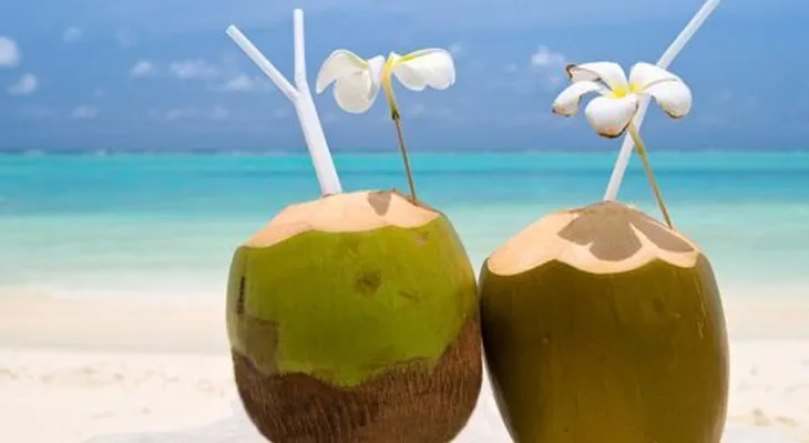 Tomate un coco de agua en lugar de una cerveza y su salud estará feliz y agradecida