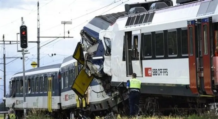 Dos trenes chocan en Suiza; reportan 44 heridos