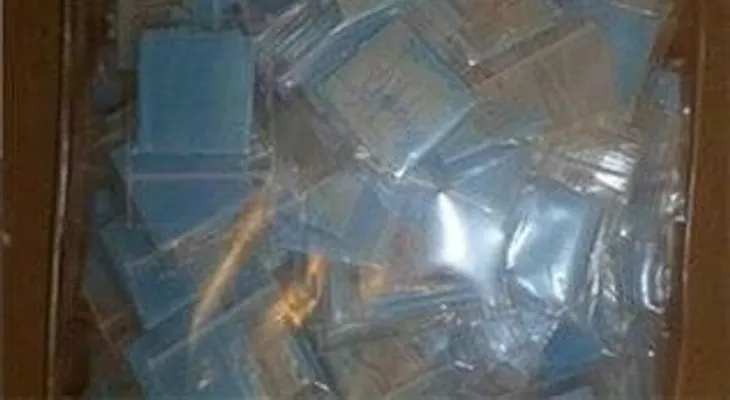Niña de 4 años regala bolsitas de heroína a compañeros de clase