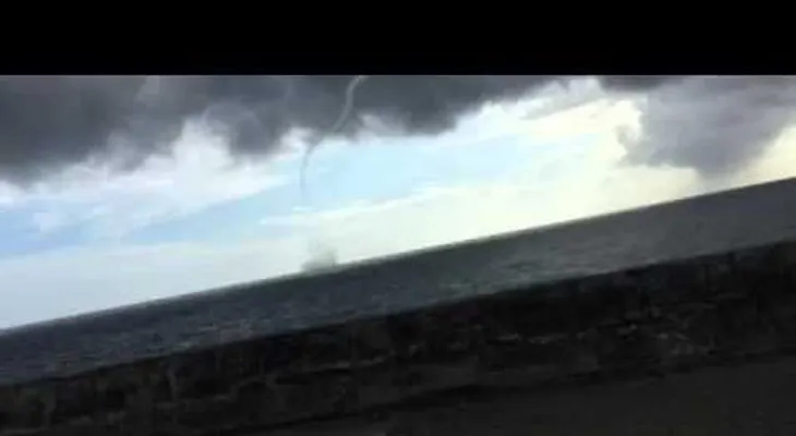 Captan una "tromba marina" acompañada de granizada en La Caleta (VIDEO)