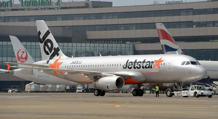 Tras dar a luz en un avión, una madre le pone a su bebé el nombre de la aerolínea