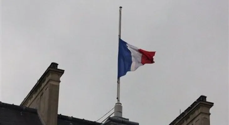 Atacante mata a tiros a mujer policía en París