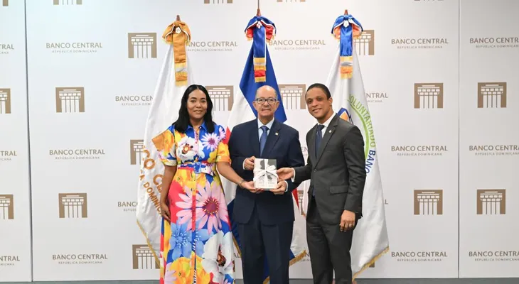 BCRD dona obras literarias a la Biblioteca Abigaíl Mejía, del Ministerio de la Mujer