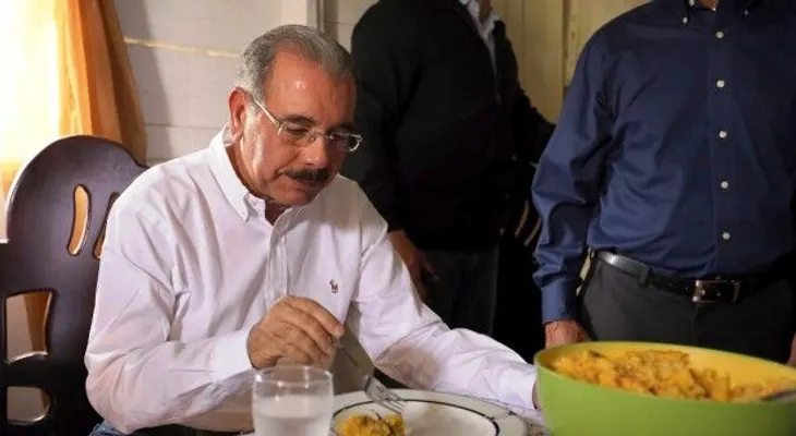 Medina come mangú de apio con arenque en humilde casa