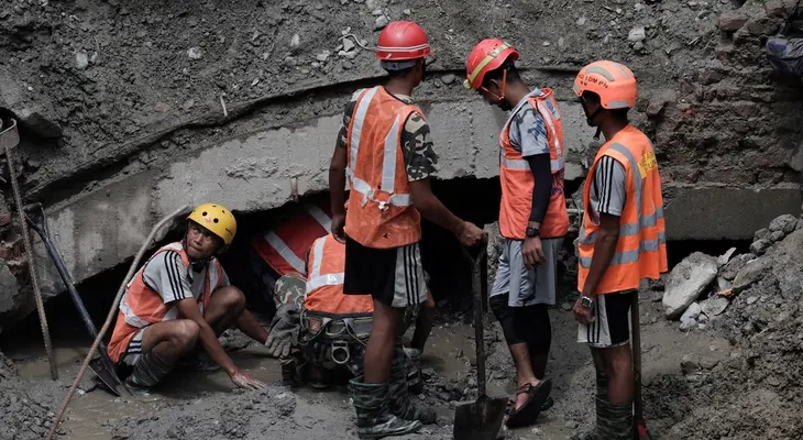 Rescatados con vida dos trabajadores tras 10 días atrapados en un túnel de una central hidroeléctrica en Nepal