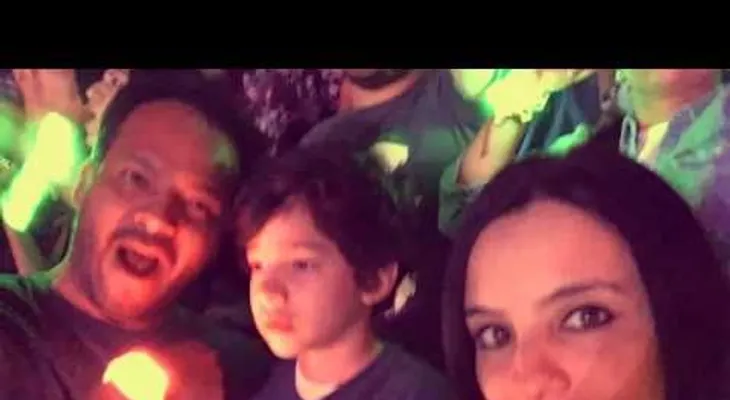 Lleva a su hijo con autismo a un concierto de Coldplay y su reacción se vuelve viral (VIDEO)