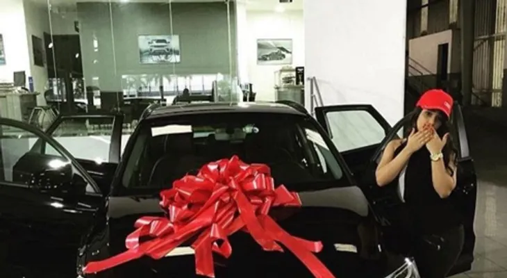 Mira el carro que le regaló el Poeta Callejero a su esposa