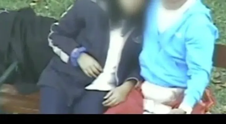 Un profesor toca de manera indebida a sus alumnas (VIDEO)
